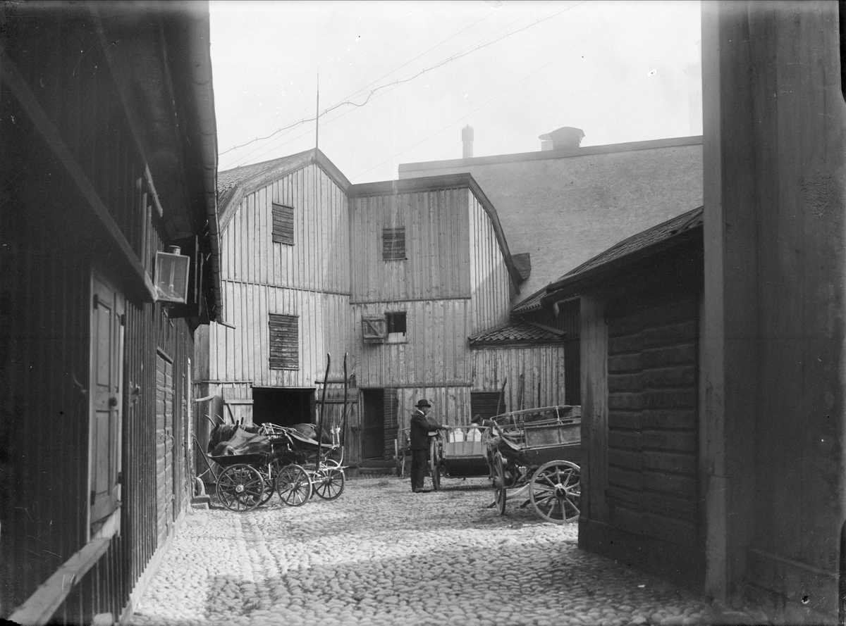 Alfred Dahlgren, Farm interior from one of the trading yards along the SvartGs Street in Uppsala in 1908