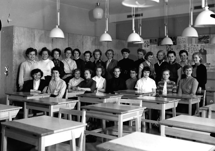Sven Lindskog, Vasaskolan, classroom interior, 24 girls with teacher Miss Ester Larsson. Class 8c, Room 32.