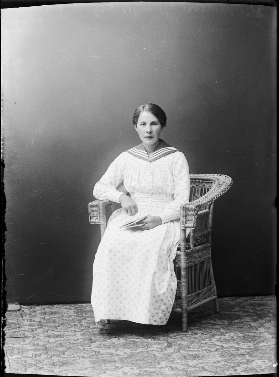 Skötsner-Edhlund, Edit Mattsson from Björkmyra, Harg parish, Uppland 1917
