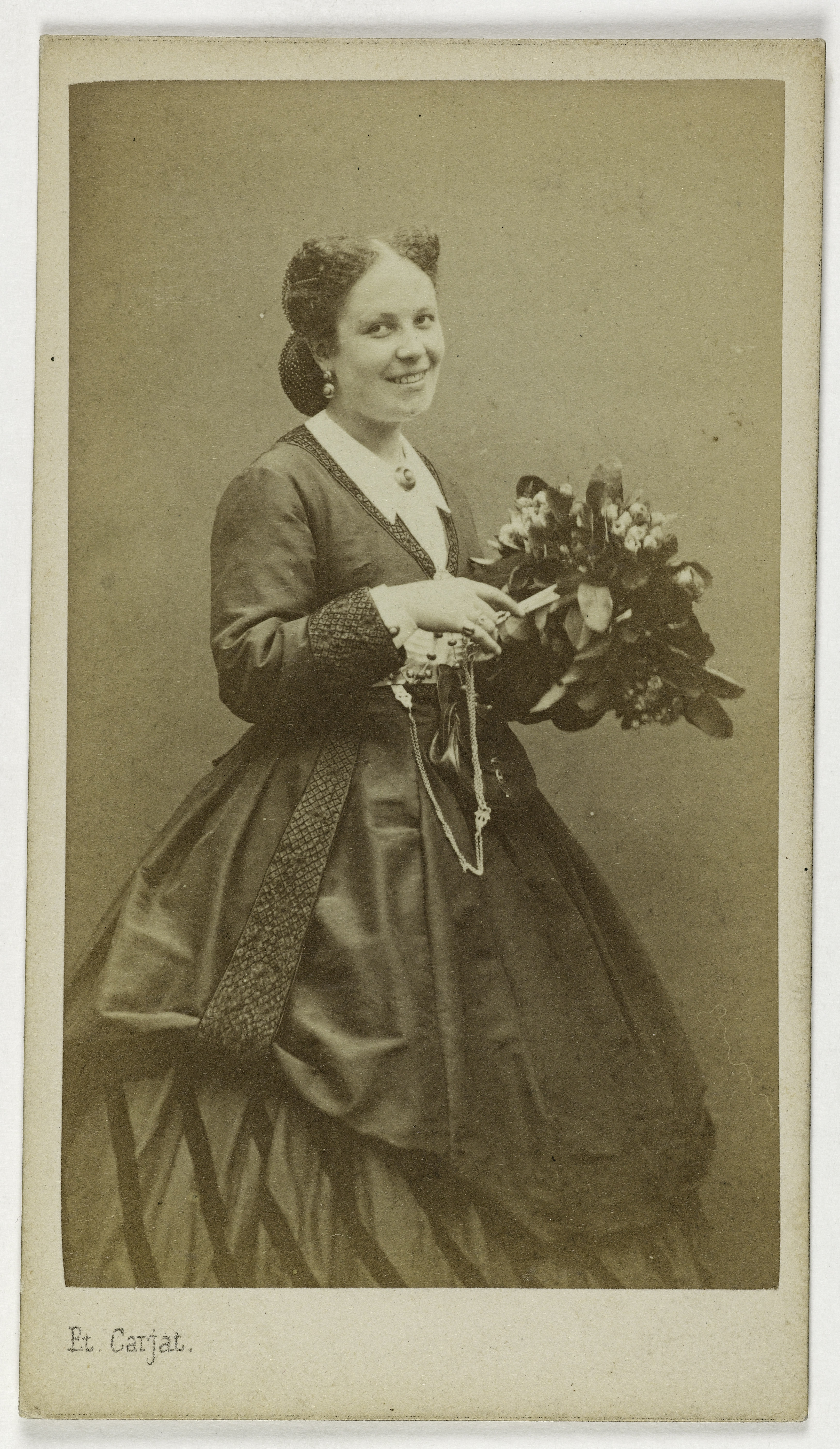 Carjat & Cie, Portrait d'Isabelle La Bouquetière (Isabelle Briaud, dite), (bouquetière de jockey club sous le 2nd Empire et jusqu'en 1875)