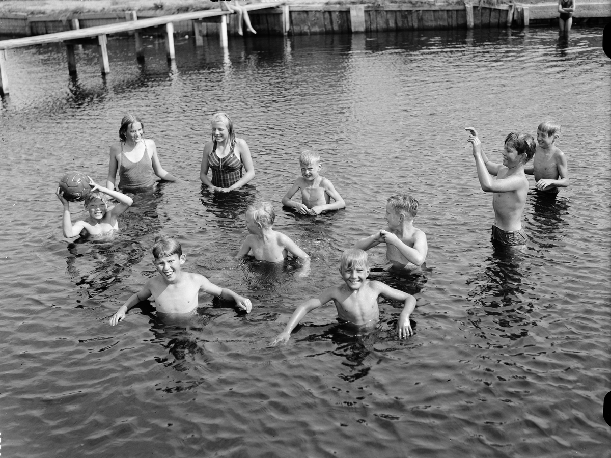Paul Sandberg, "Det unga Gamla Upsala i Storvadsbadet", Gamla Uppsala juli 1944