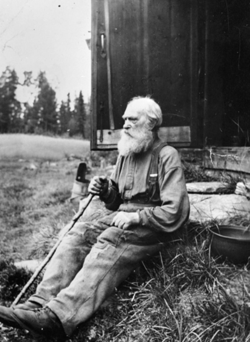 Anno Domkirkeodden, PORTRETT: HANS LOKKBAKKEN, FORAN STUA SI LUNDSBAKKJORDET, VALLSET,
