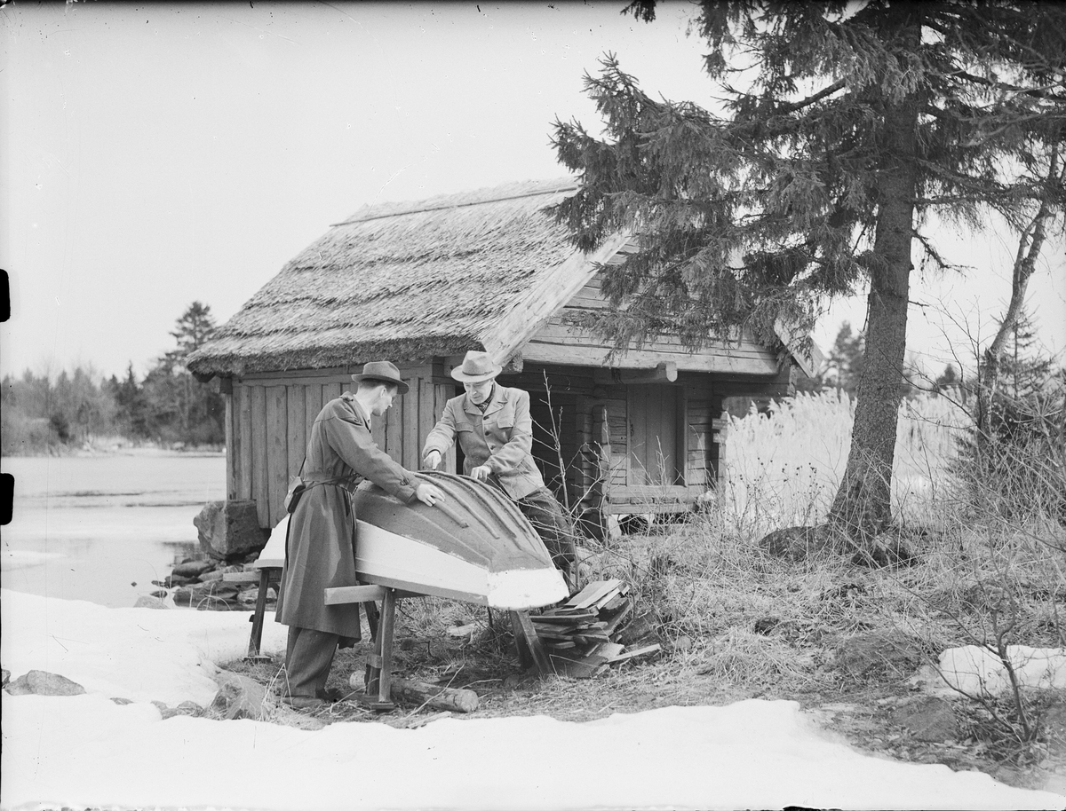 Skötsner-Edhlund, Två män vid eka, Östhammar, Uppland