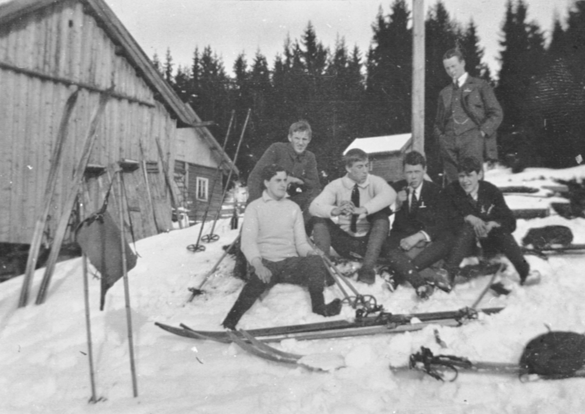 Anno Domkirkeodden, Seks unge på skitur. Pause ved hytte.