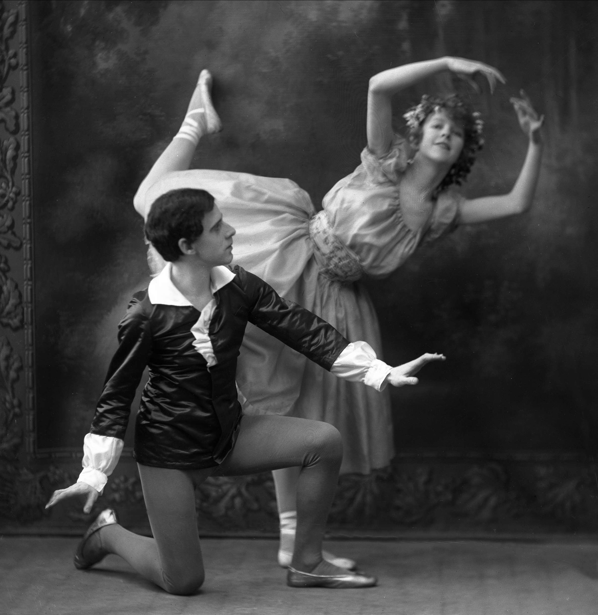 Gustav Borgen, Gruppeportrett, dansere i positur.