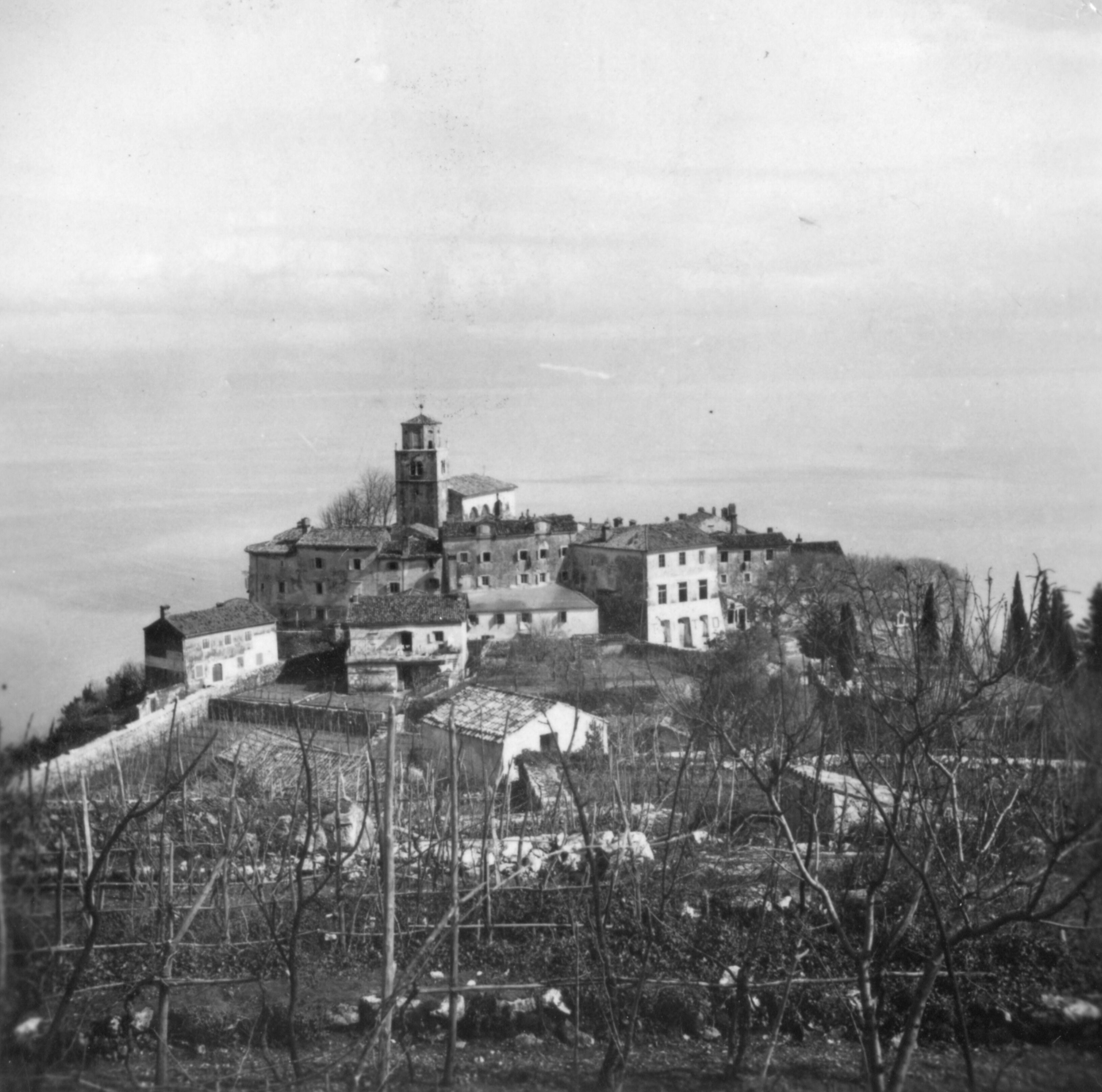 Branko Fučić, Mošćenice, panorama mjesta, pogled prema istočnoj, morskoj strani