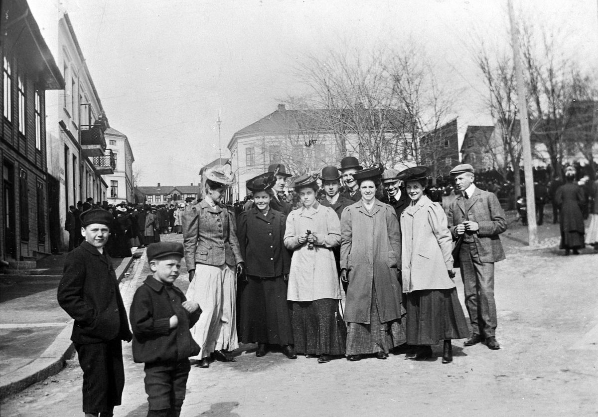 Anno Domkirkeodden, SØNDAGSKONSERT PÅ TRIANGELEN, MANGE VOKSNE OG BARN, FRA VENSTRE MAMI PETERSEN OG PLATOU, KRISTINE PETERSEN GIFT MÛLLER, TRYGVE MEIDELL, GERD HEMMINGSEN?, TORLEIF AFED?, hERMAN GRAN, LILLEMOR HORN, BIRGER SANDVIK, TORDIS PETERSEN, NILS WERENSKIOLD