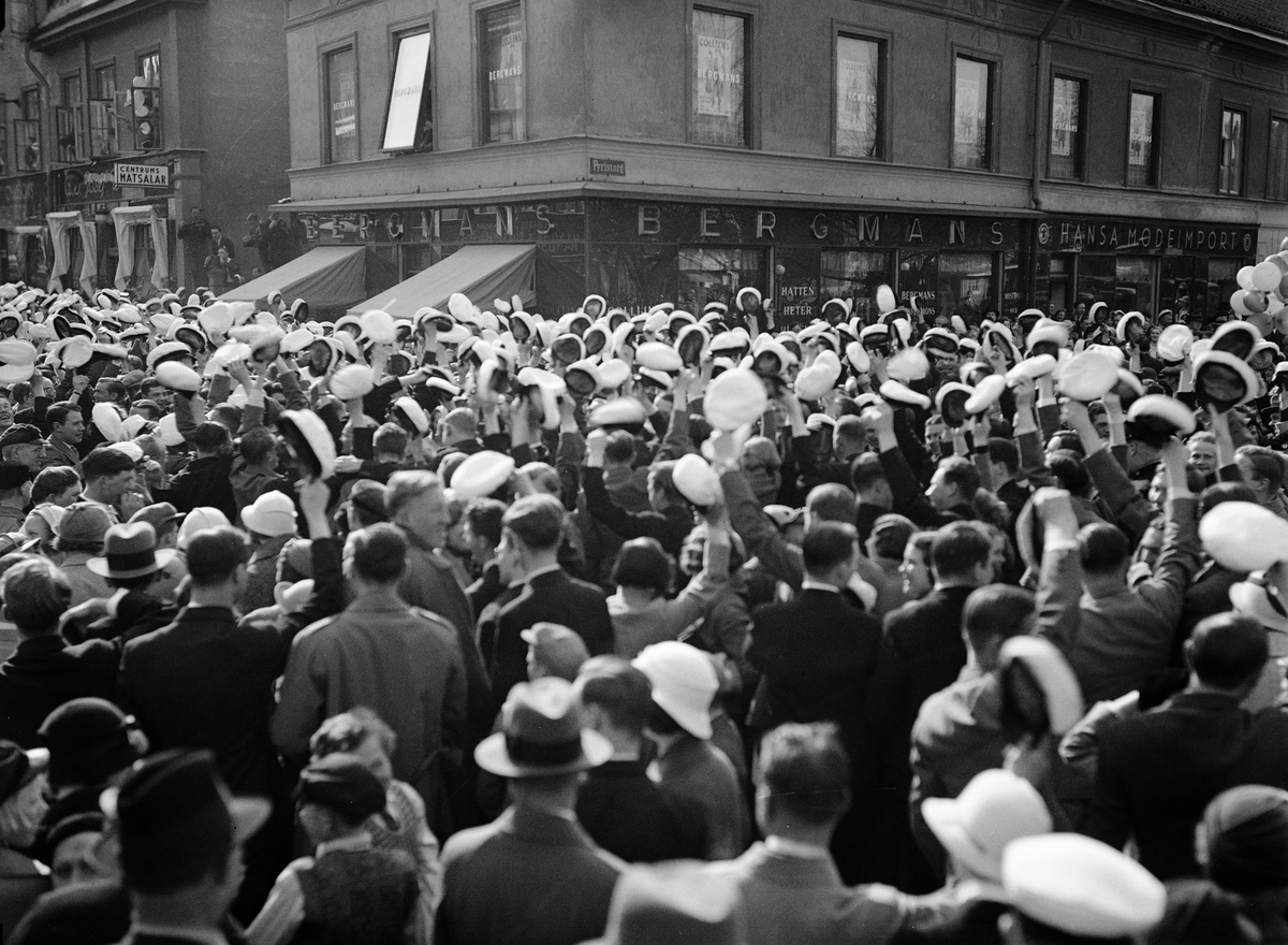 Paul Sandberg, “Students tribute to spring” - “last April” celebration on Drottning", Uppsala 1934