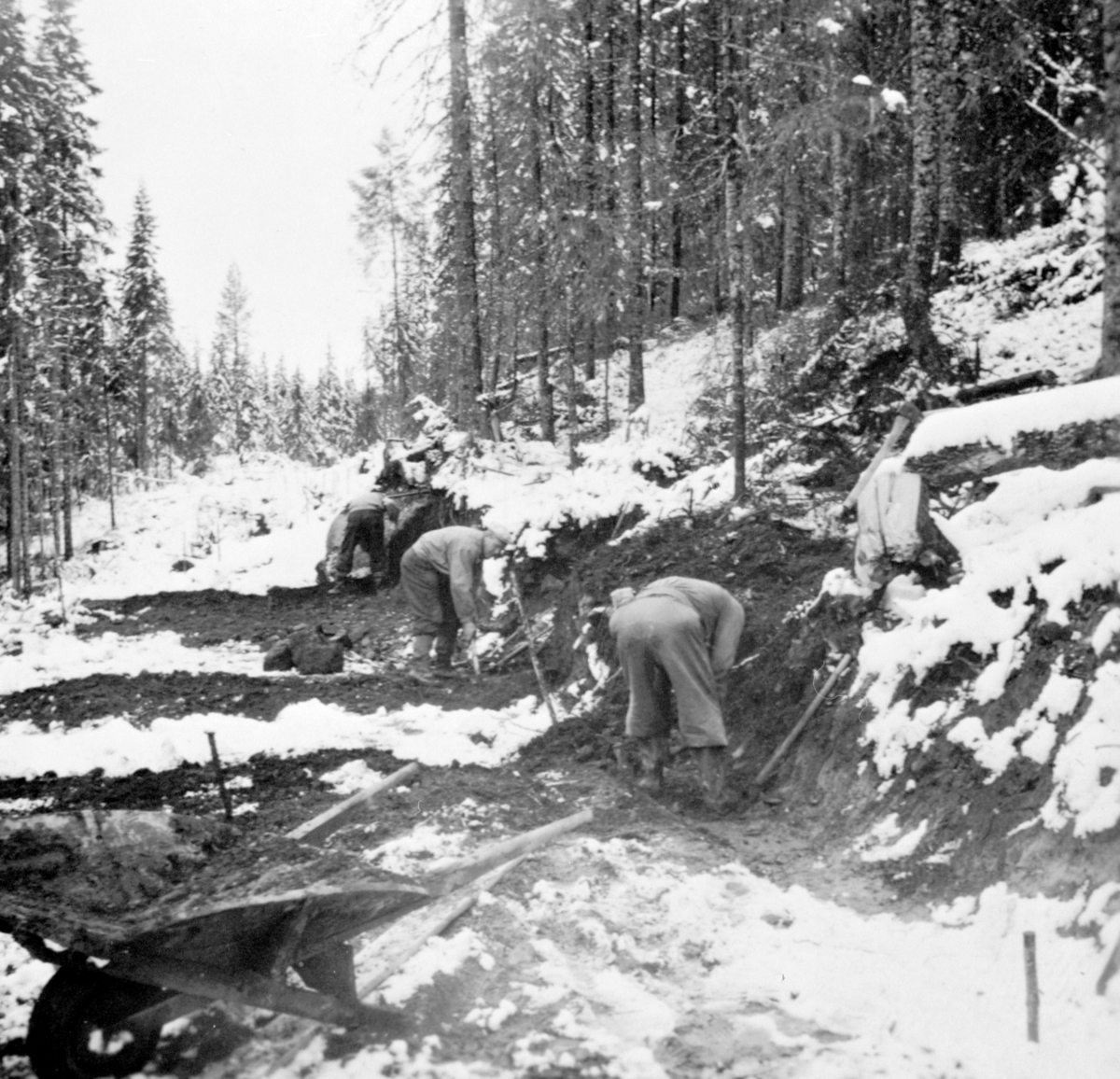 Anno Domkirkeodden, UTGRAVING AV SKOGSBILVEG, GRAVES MANUELT, MENN, VINTER, TORPSAGVEGEN 3333 M. , LØTEN
