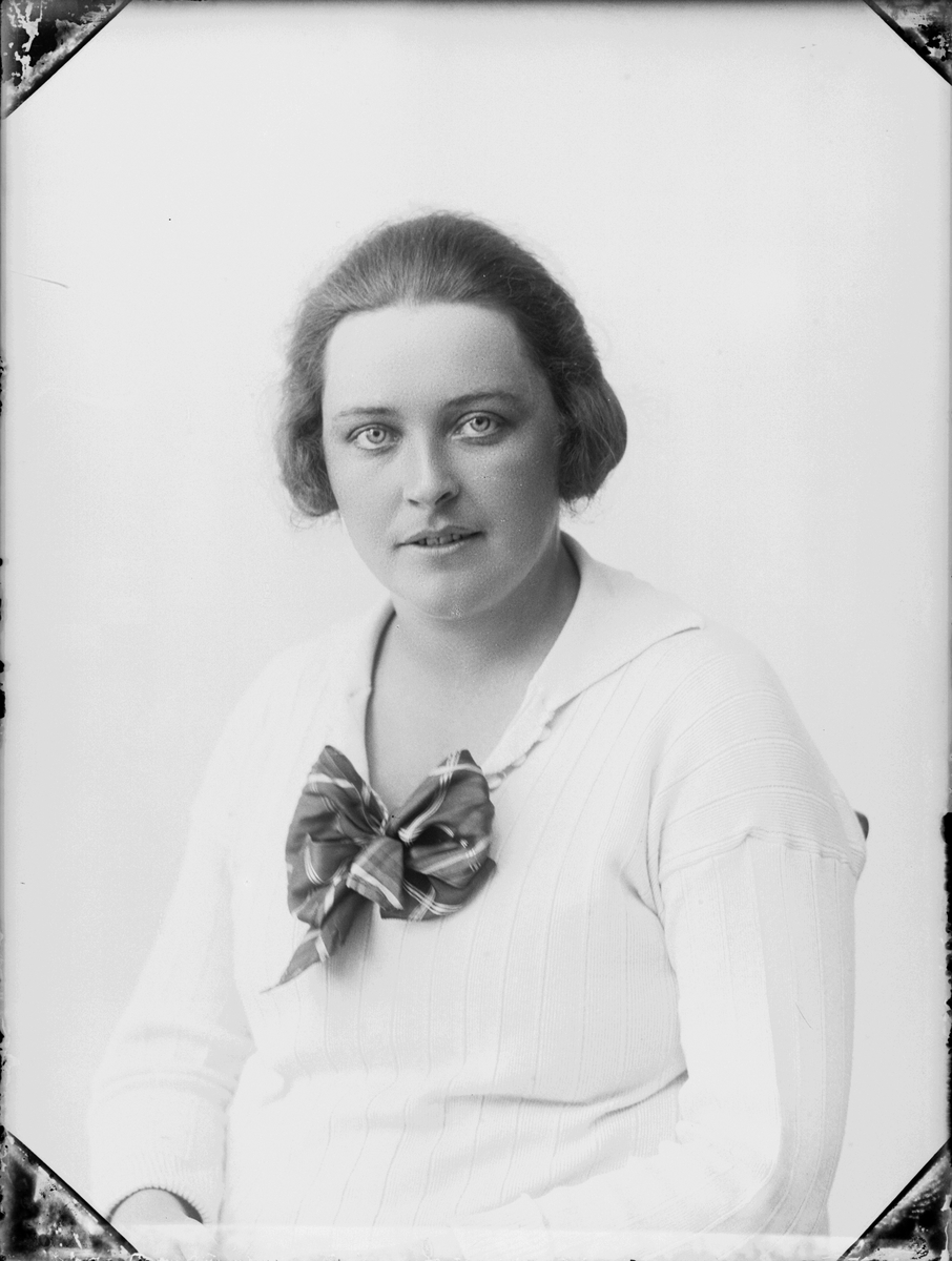 Skötsner-Edhlund, Ateljéporträtt - Lisa Brundin från Östhammar, Uppland 1925