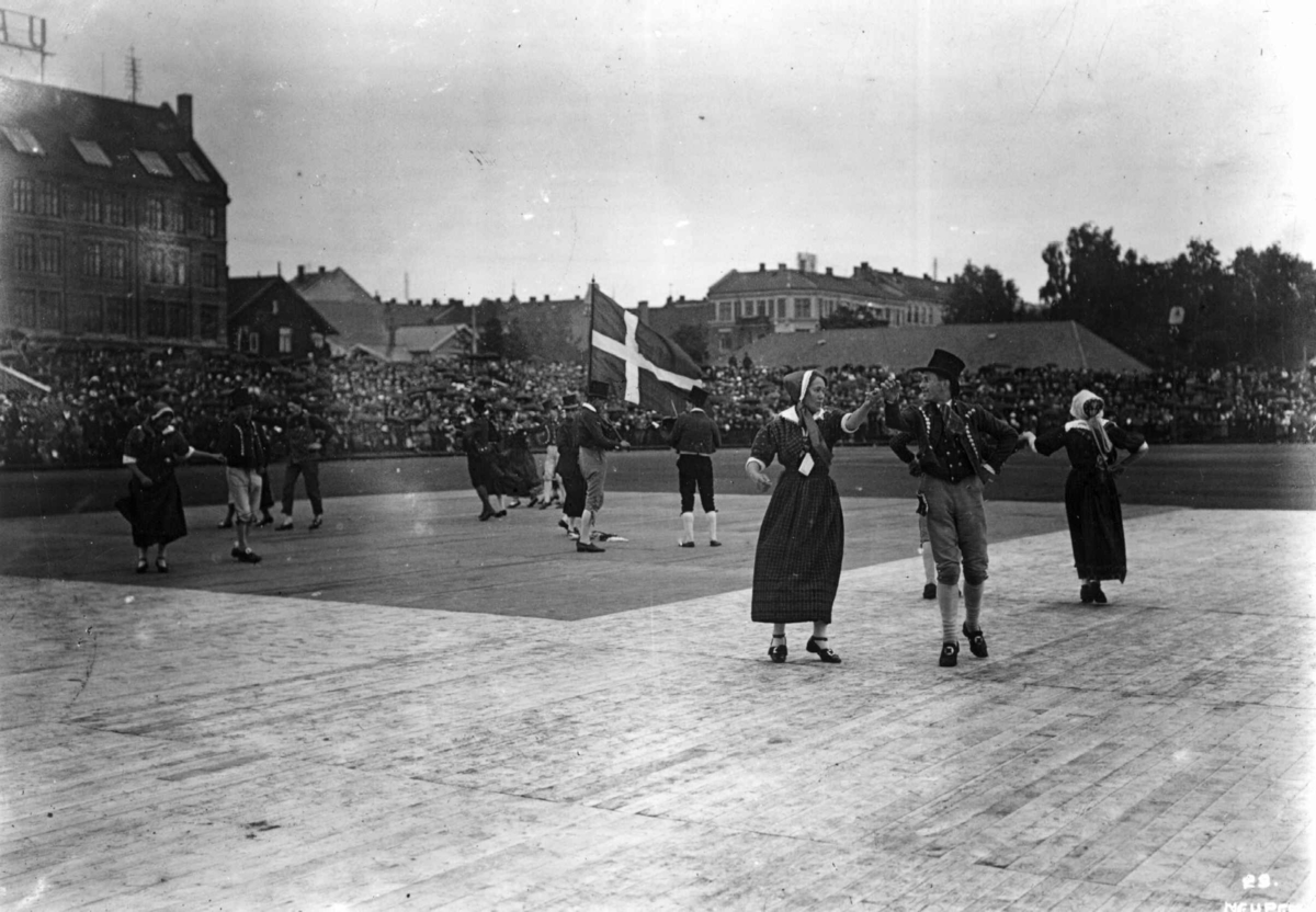 Hermann Christian Neupert, Nordisk Folkedansstevne ant. Frogner stadion - Oslo. 1925. Opptreden av danske dansere. Flagg.