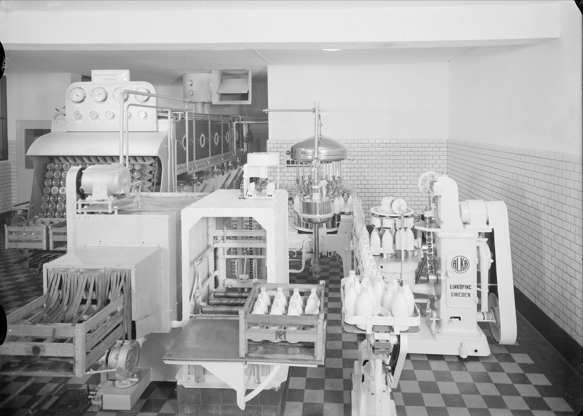 Paul Sandberg, Påfyllning av mjölkflaskor, Mjölkcentralen, Storgatan, Uppsala 1937