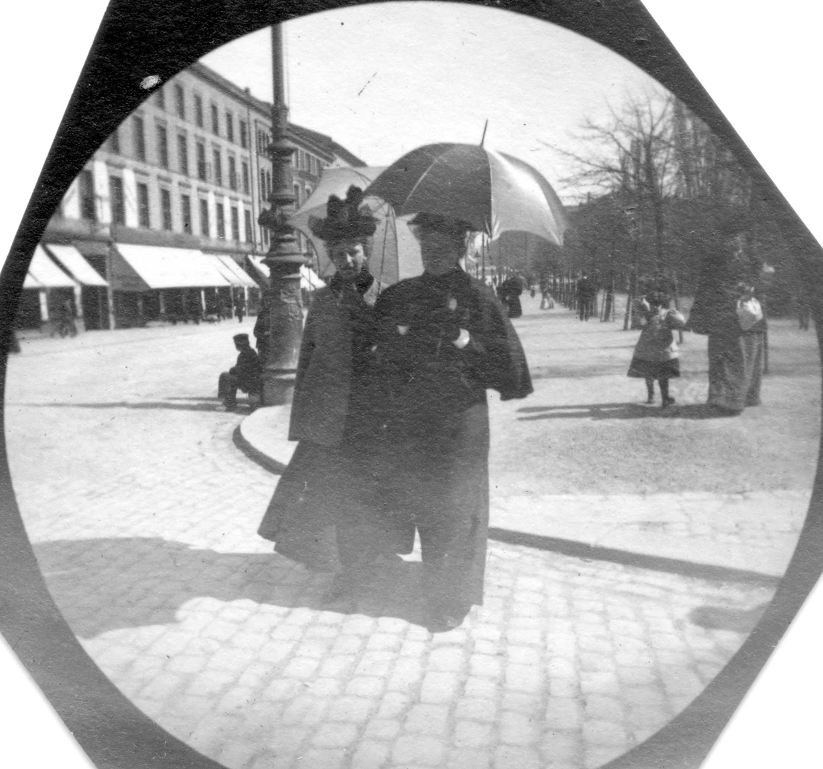 Fredrik Carl Mülertz Størmer, Frk. Ingeborg Willumsen og frk. Anna Ording krysser Karl Johans gate, Oslo..