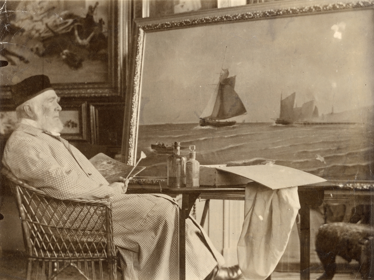 Unknown artist, Den med framgång målande kyrkoherden i Skällvik, Gustaf Leonard Lundqvist vid staffliet. Hans egenhändiga påskrift som följer; "Sjöstycke till Maja Petersson. Ammiels kamrat i skolan -nu vår häradsskrivare- älskare af jagt, sjöfart och konst - ville ha en tafla som väggade bra och som jag ock målar…