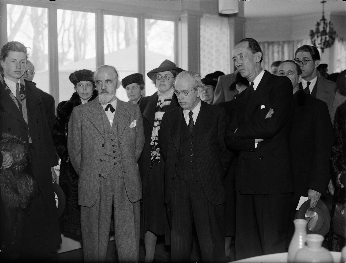 Paul Sandberg, "Nyttan och skönheten höra väl tillsammans" - Konsthantverkarnas Gilles och Upplands Konstförenings utställning på Flustret är öppnad, Uppsala mars 1942