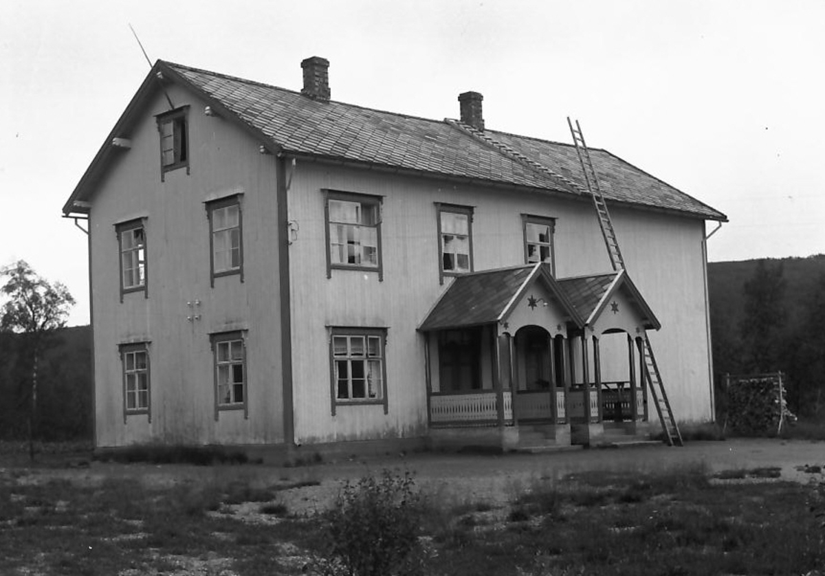 Per K. Lien, Skolebygning med to innganger.