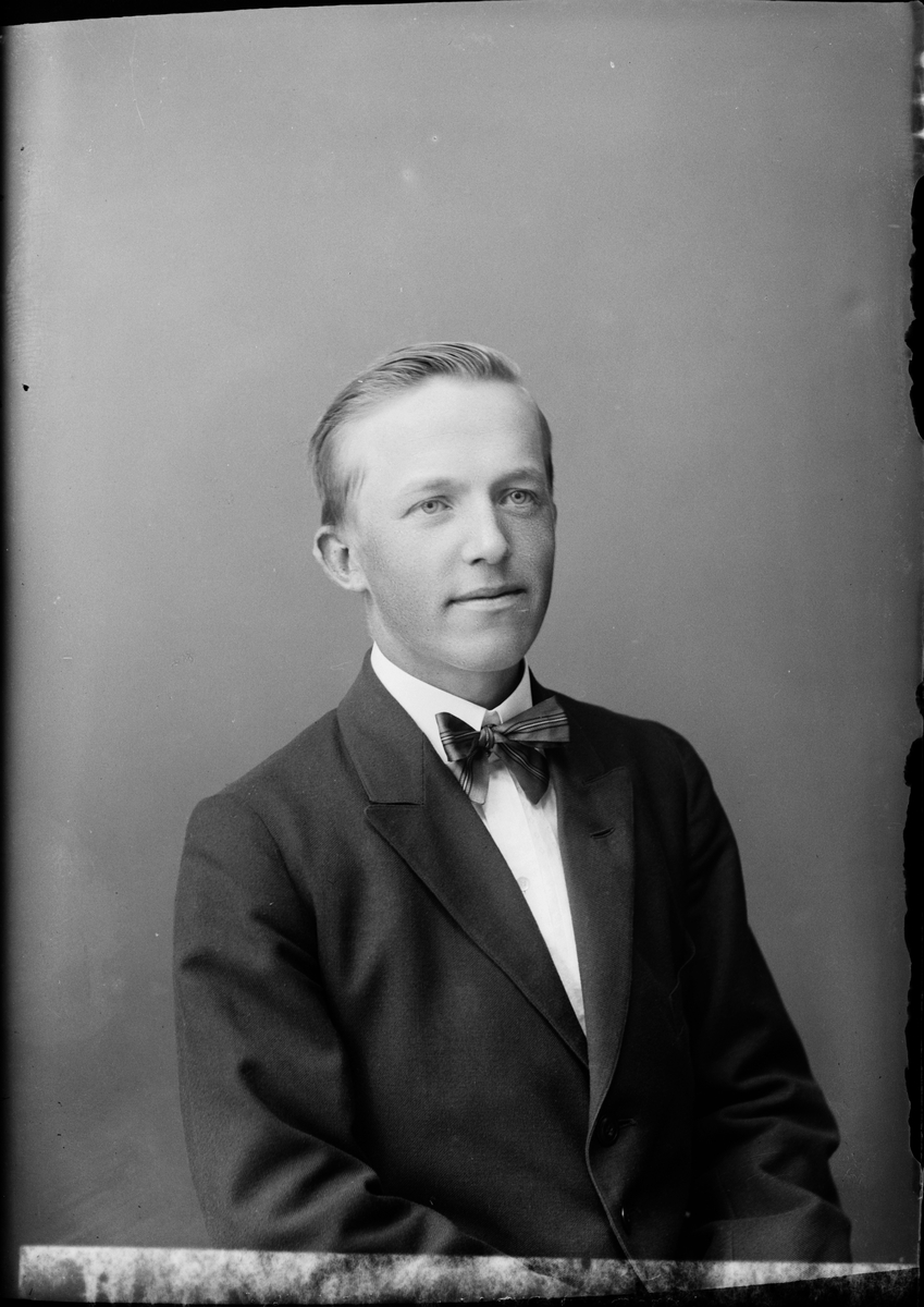 Skötsner-Edhlund, Ateljé Portrait - Gunnar Larsson, Östhammar, Uppland 1924