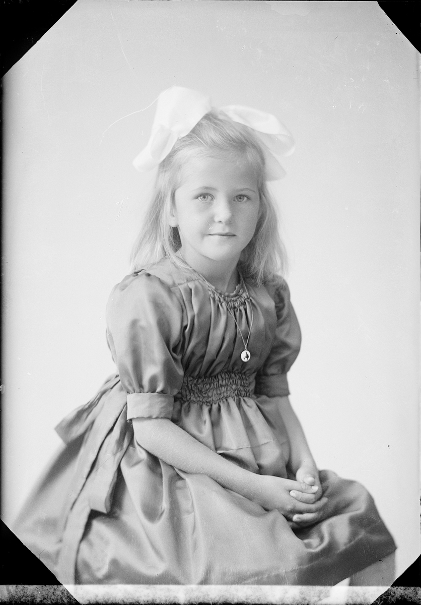 Skötsner-Edhlund, Ateljé Portrait - Maj-Britt Andersson from Östhammar, Uppland 1922