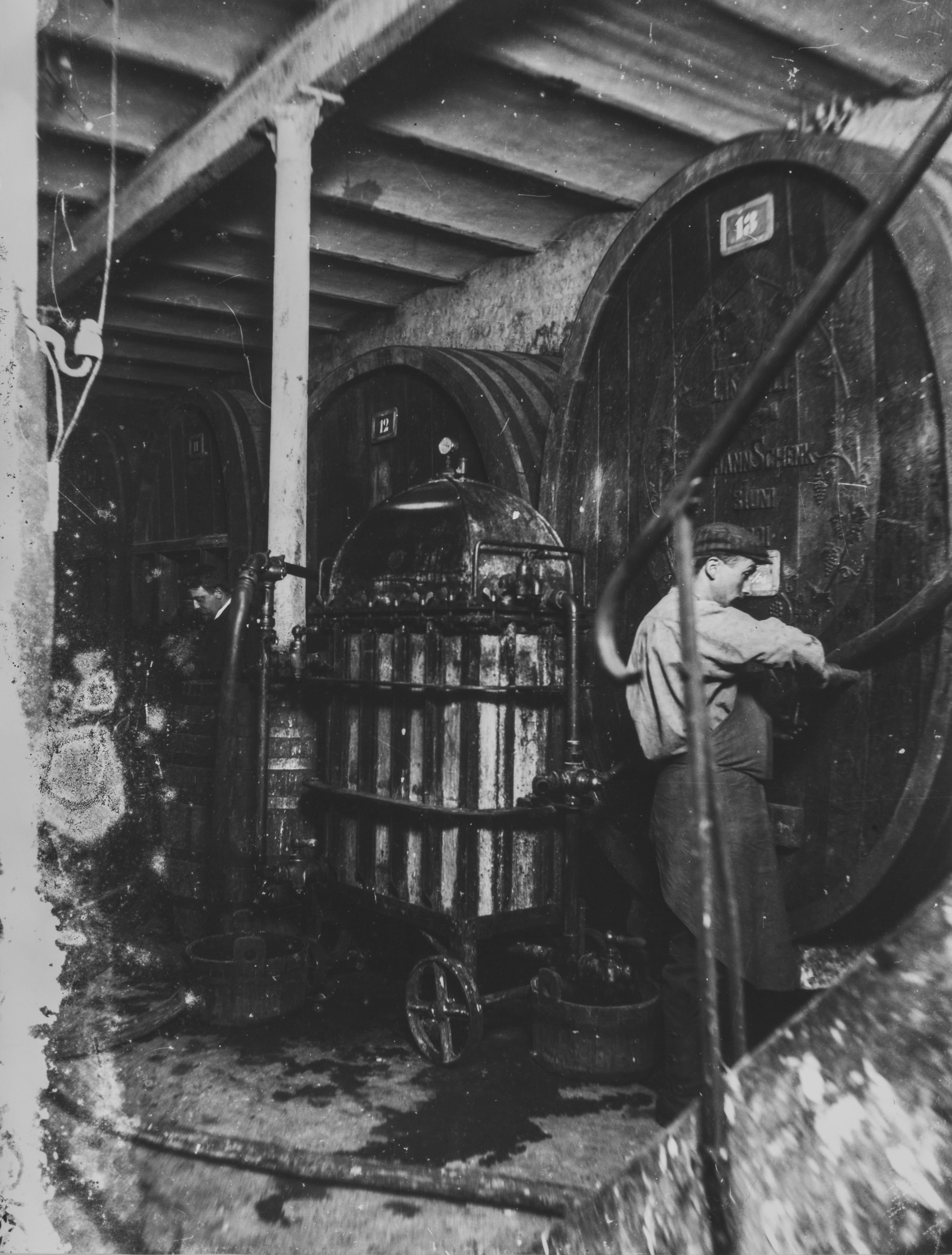 Heinrich Strieffler, Historische Fotografie: Kellerarbeiten um 1900, Filtration mit dem Großplattenfilter