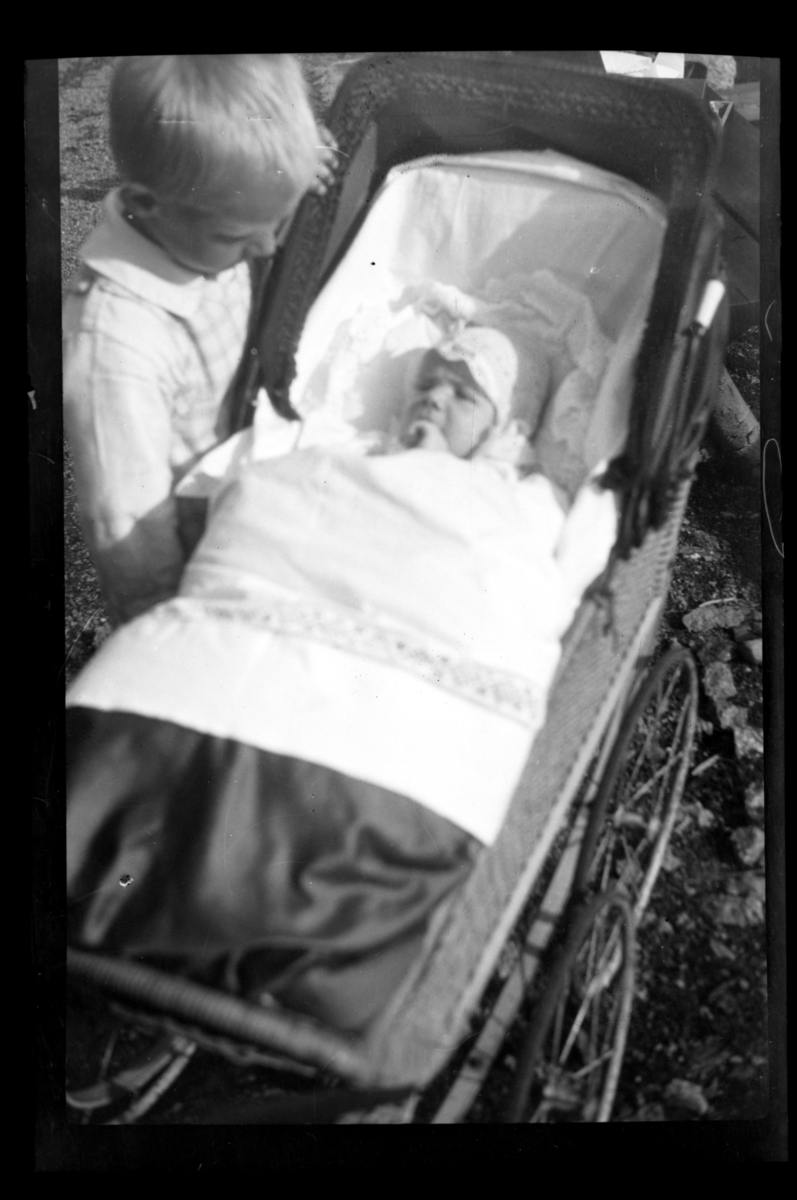 Rolf Sr. Sundt, Julius Sundt med lillebror Rolf Jr. i barnevogn på dåpsdagen, i hagen til Villa Knyggen i Voksenlia. Fotografert 18. september 1921.