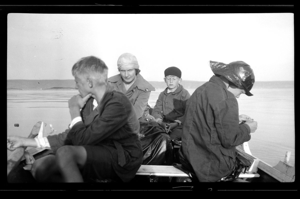 Rolf Sr. Sundt, Julius Sundt, Hilda Sundt, Rolf Sundt jr. og Einar Aubert Hansen sitter i en robåt og fisker. Fotografert 1930.