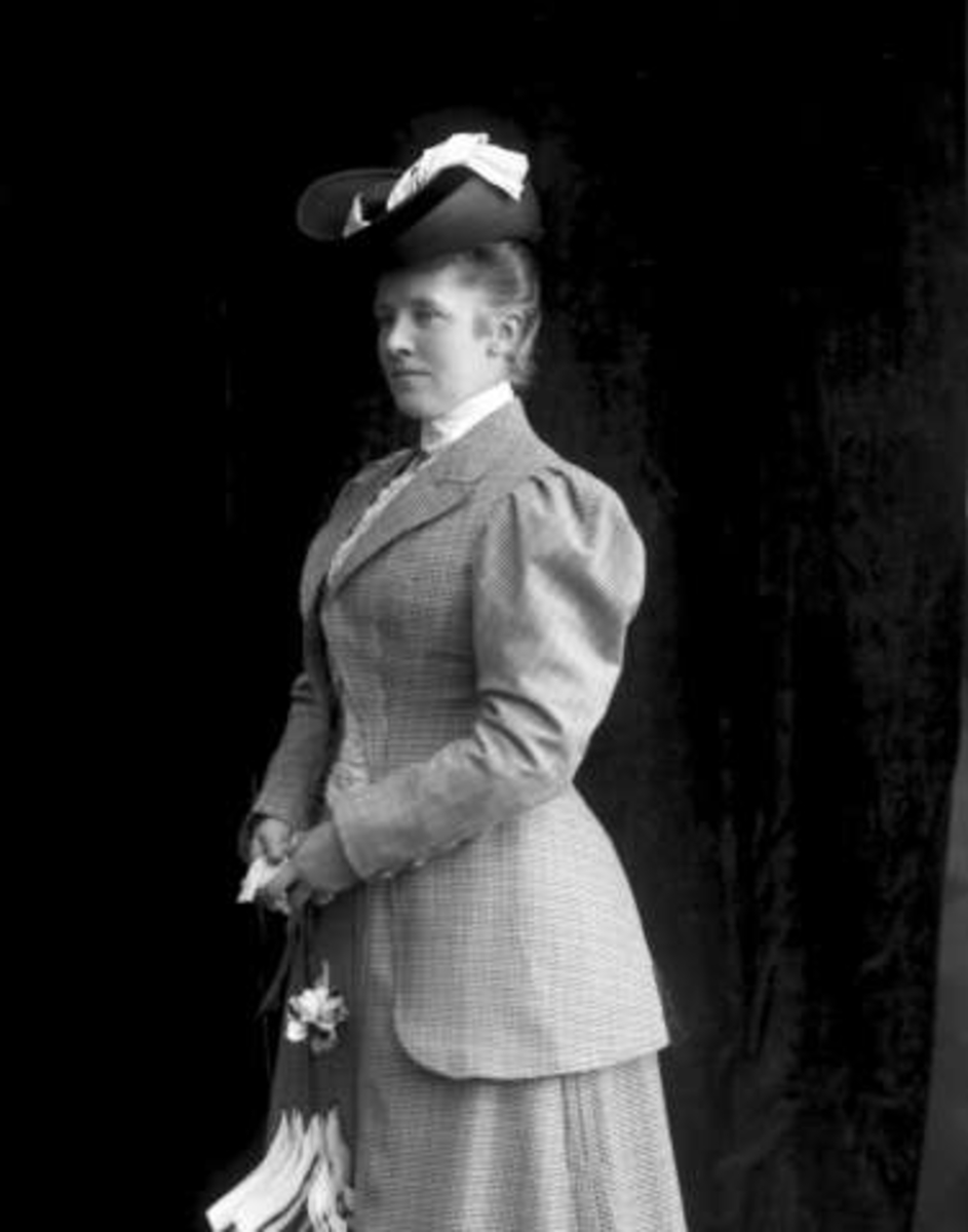Gustav Borgen, Portrett, kvinne i ytterplagg, med hatt. Fru Grüner.