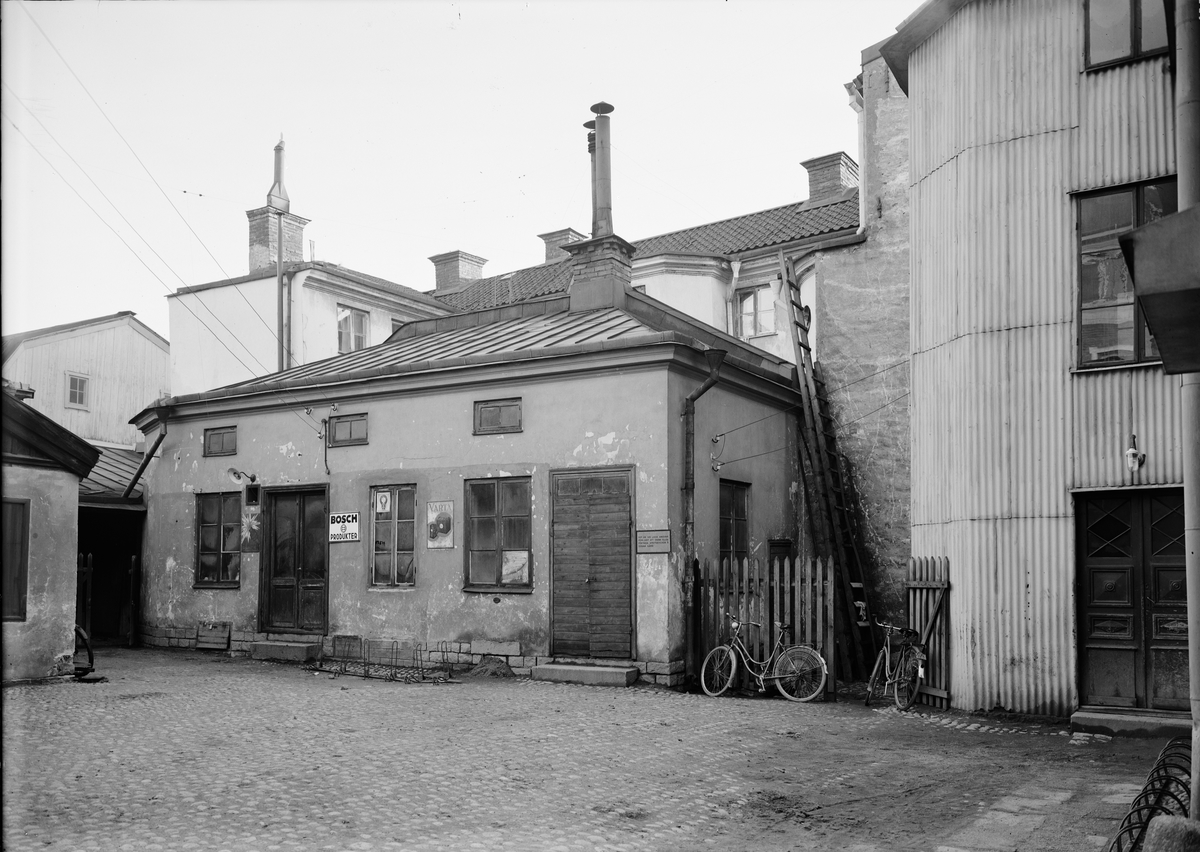 Paul Sandberg, Gårdsinteriör, kvarteret Näktergalen, Östra Ågatan 33, Uppsala november 1944
