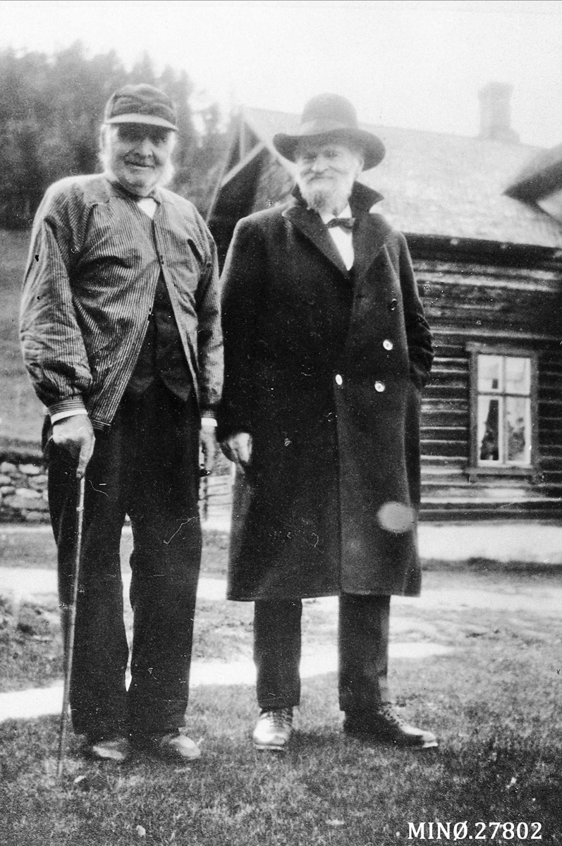 Ole Løken Ekerholt, To menn - Ola Jensen Løken (26/8-1835-1932) og Jacob Breda Bull (28-31853-7/1-1930). Bak på bildet står det: "Gratulerer med 90-årsdagen 26- 8-1925"