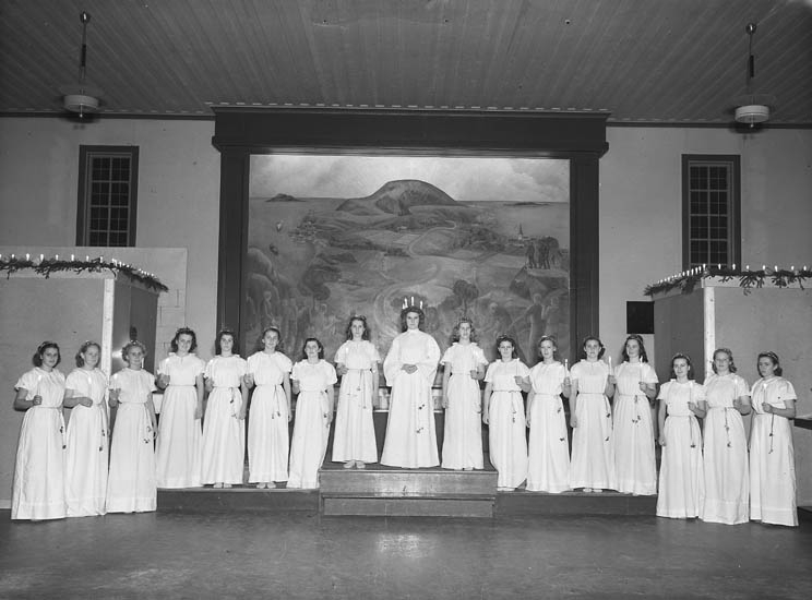 Karl Gustaf Henrik Henriksson, "Lucia med tärnor i samlingssalen, alla har ljus i händerna", 1949