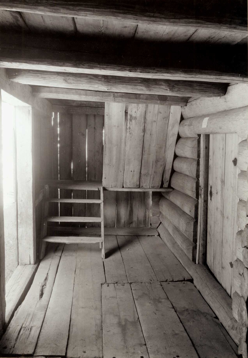 Gisle Midttun, Høye, Rendalen, Nord-Østerdal, Hedmark. Svala i loftbu, sett fra innsiden. Nå på Glomdalsmuseet.