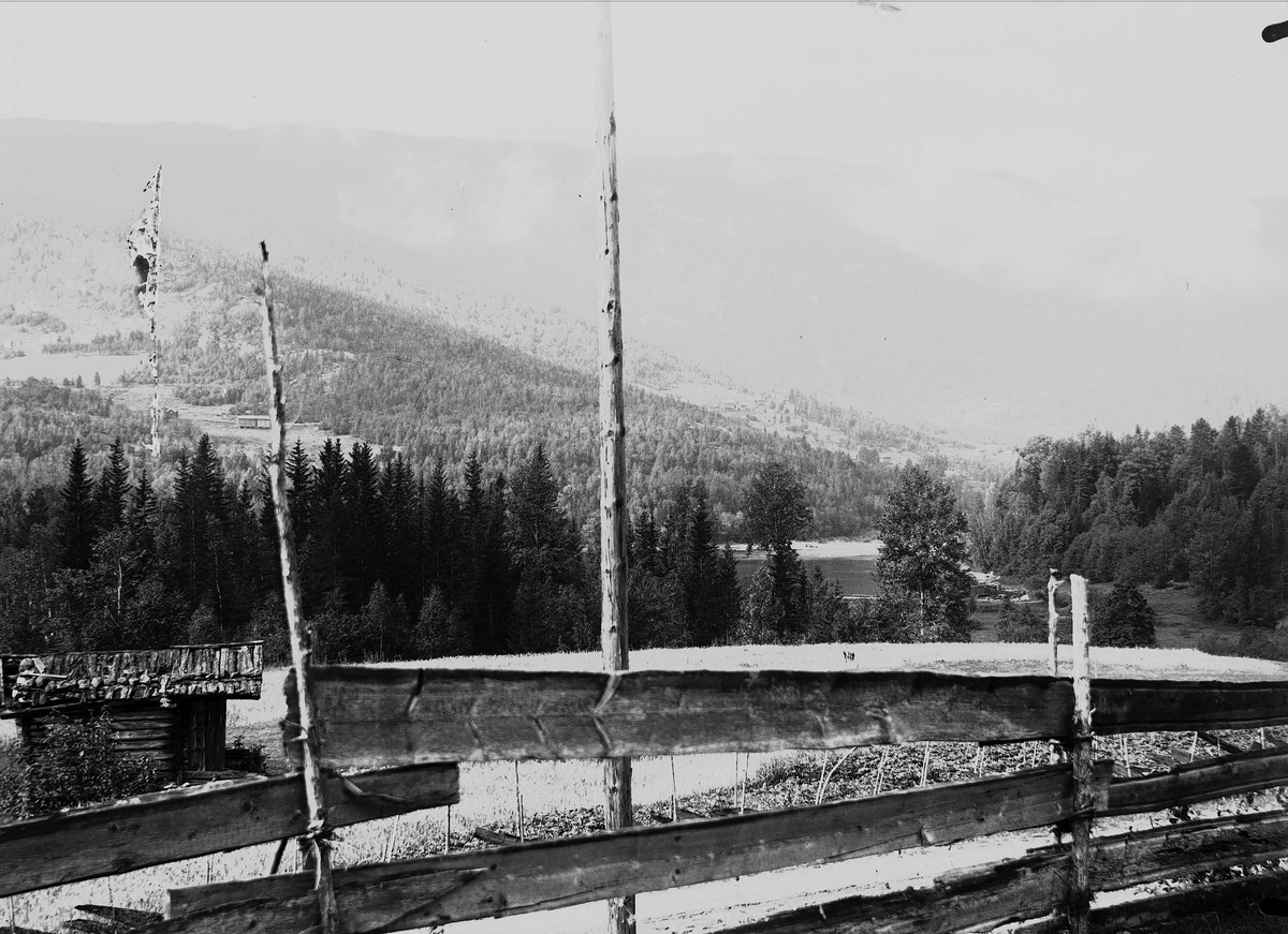 Axel Quinsgaard Wiborg, Kvisle, Numedal. Rollag, Buskerud, 1906. Uthus, skigard og landskap.