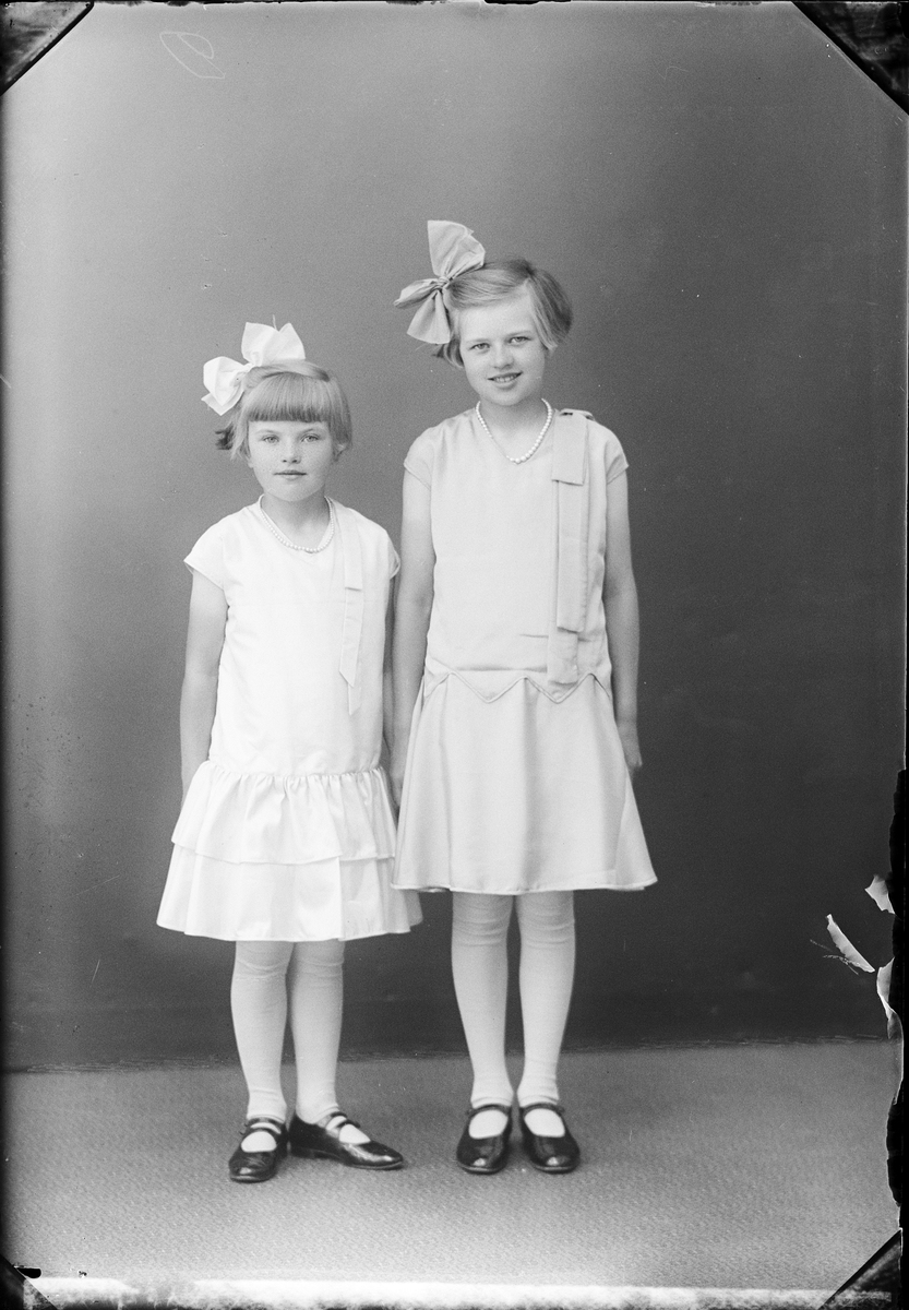 Skötsner-Edhlund, Ateljéporträtt - barn till Gustaf Mattsson från Gubbo, Östhammar, Uppland 1930