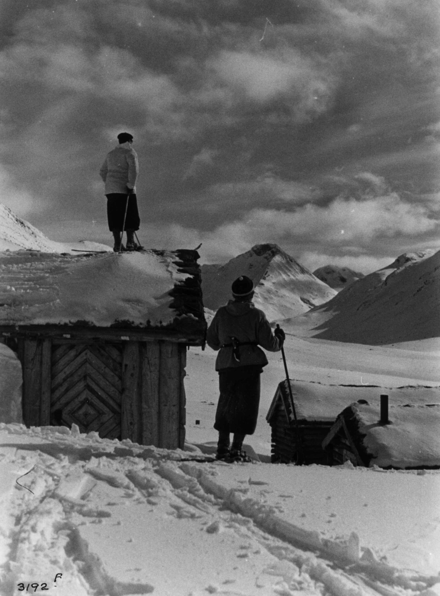 Anders Beer Wilse, Skiløper ved Spiterstulen i Visdalen i Jotunheimen med snødekte fjell.