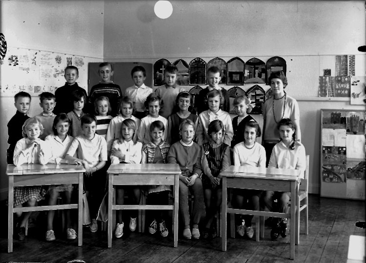 Sven Lindskog, Almby Östra skola, klassrumsinteriör, 23 skolbarn med lärarinna fröken Maud Rolandsson. Klass 4C, sal 5.