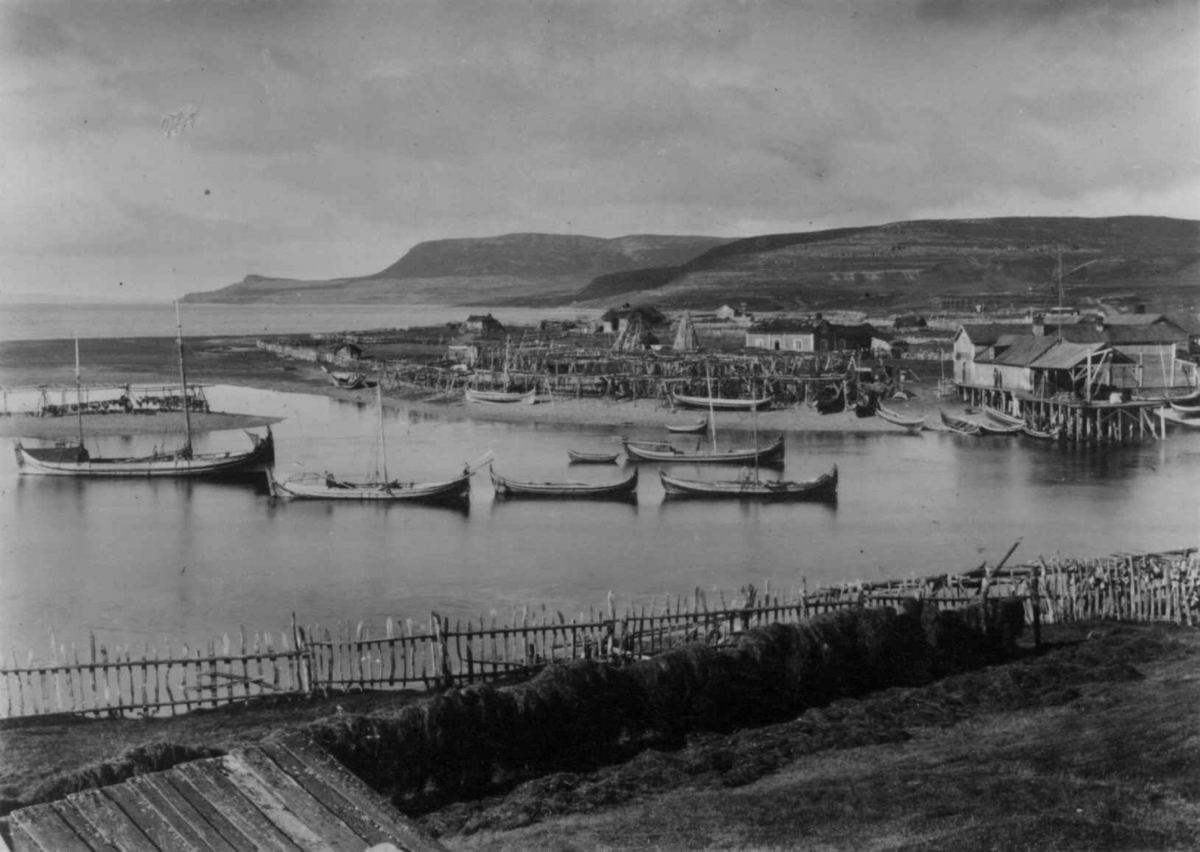 Ellisif Rannveig Wessel, Vestre Jakobselv, Vadsø i Nord-Varanger, Finnmark. Båthavnen ved elveoset, 1890-årene. Ulike båttyper og havnebebyggelse.