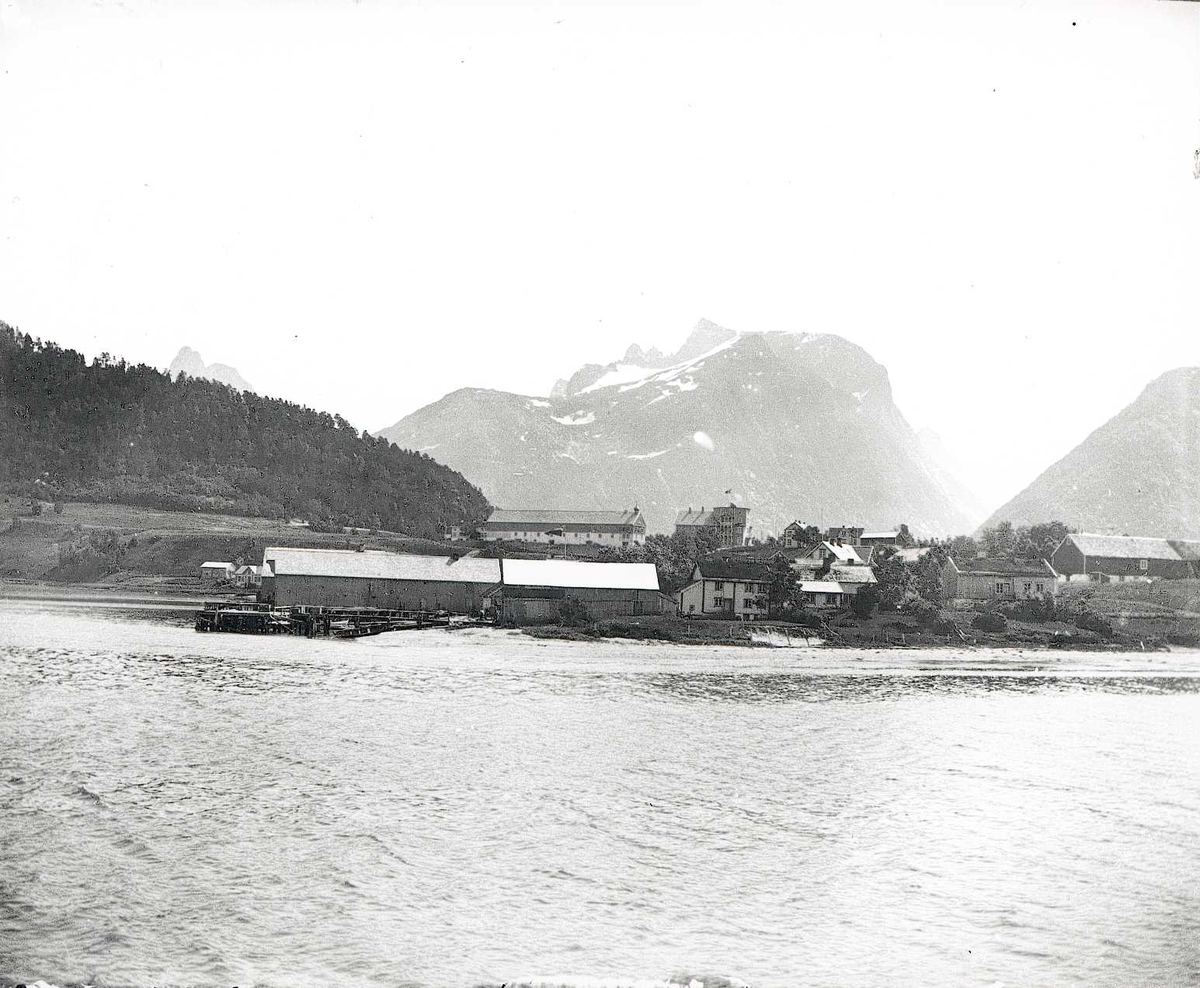 Tom Kent, Bilde tatt fra sjøen mot Åndalsnes, Romsdalstindene og Romsdalshorn, Møre og Romsdal.