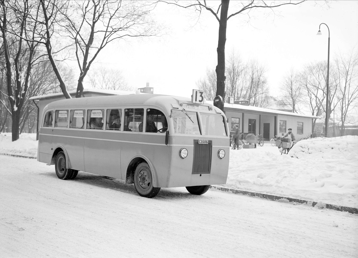 Paul Sandberg, Stadsbuss utanför Uppsala busstation, Järnvägsområdet, Kungsgatan, Uppsala 1937