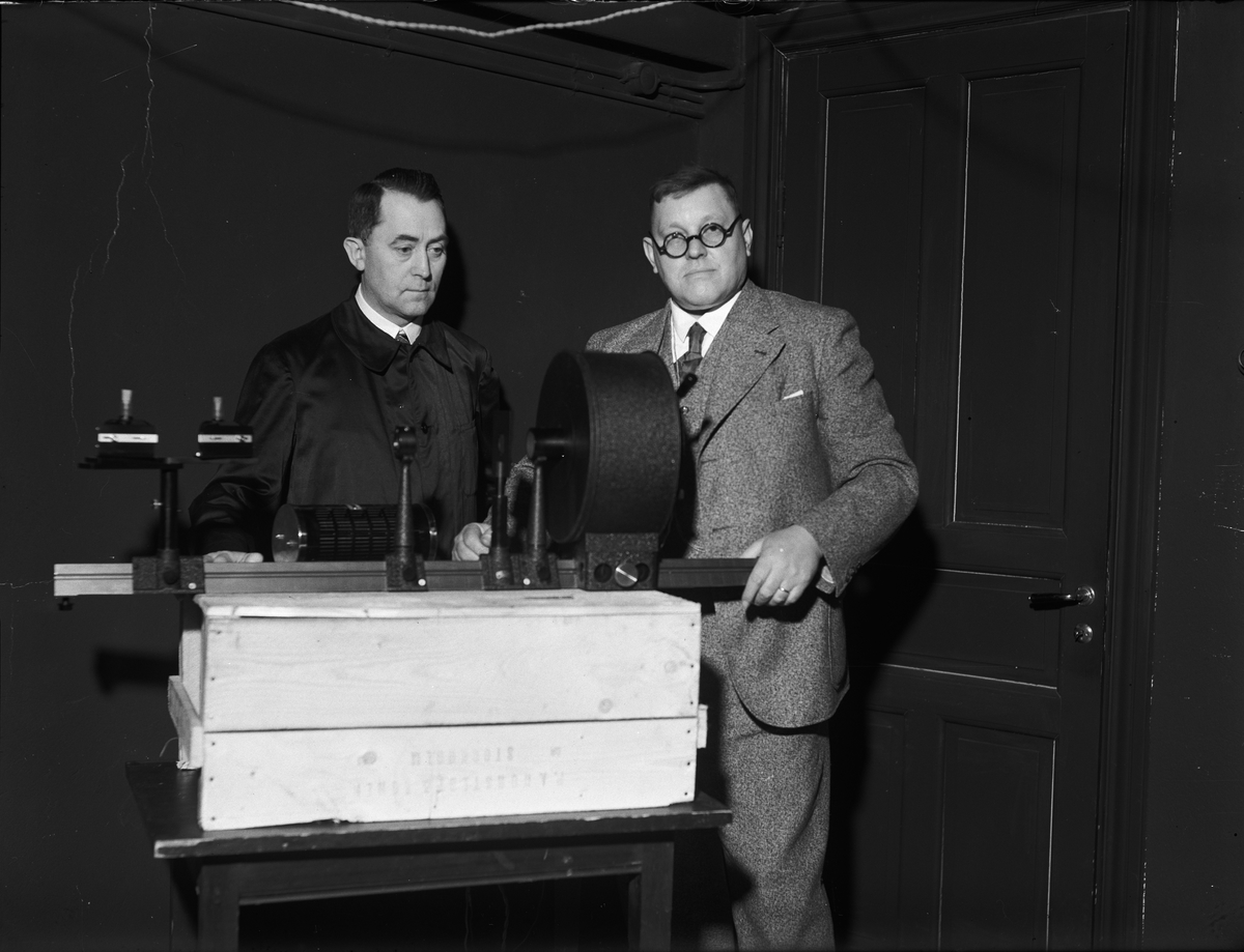 Paul Sandberg, Amanuens Nils Moosberg och professor Gustav Kögel från Karlsruhe vid Uppsala universitetsbiblioteks "nya apparat för palimpsestfotografering" av handskrifter