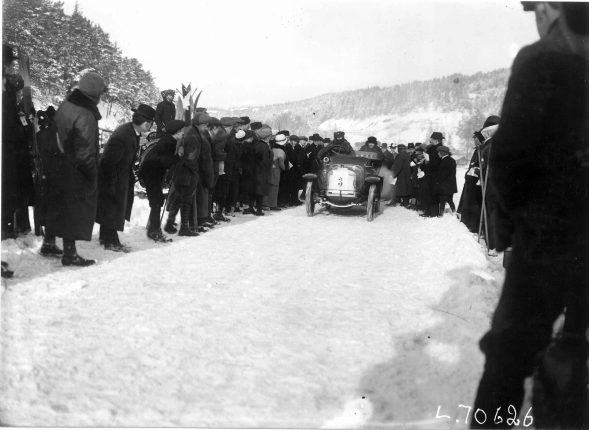 Hermann Christian Neupert, Billøp på Bundefjorden i Oslo i februar 1912. Vintermotiv. Snødekt bane. Bil med to deltakere. Publikum.