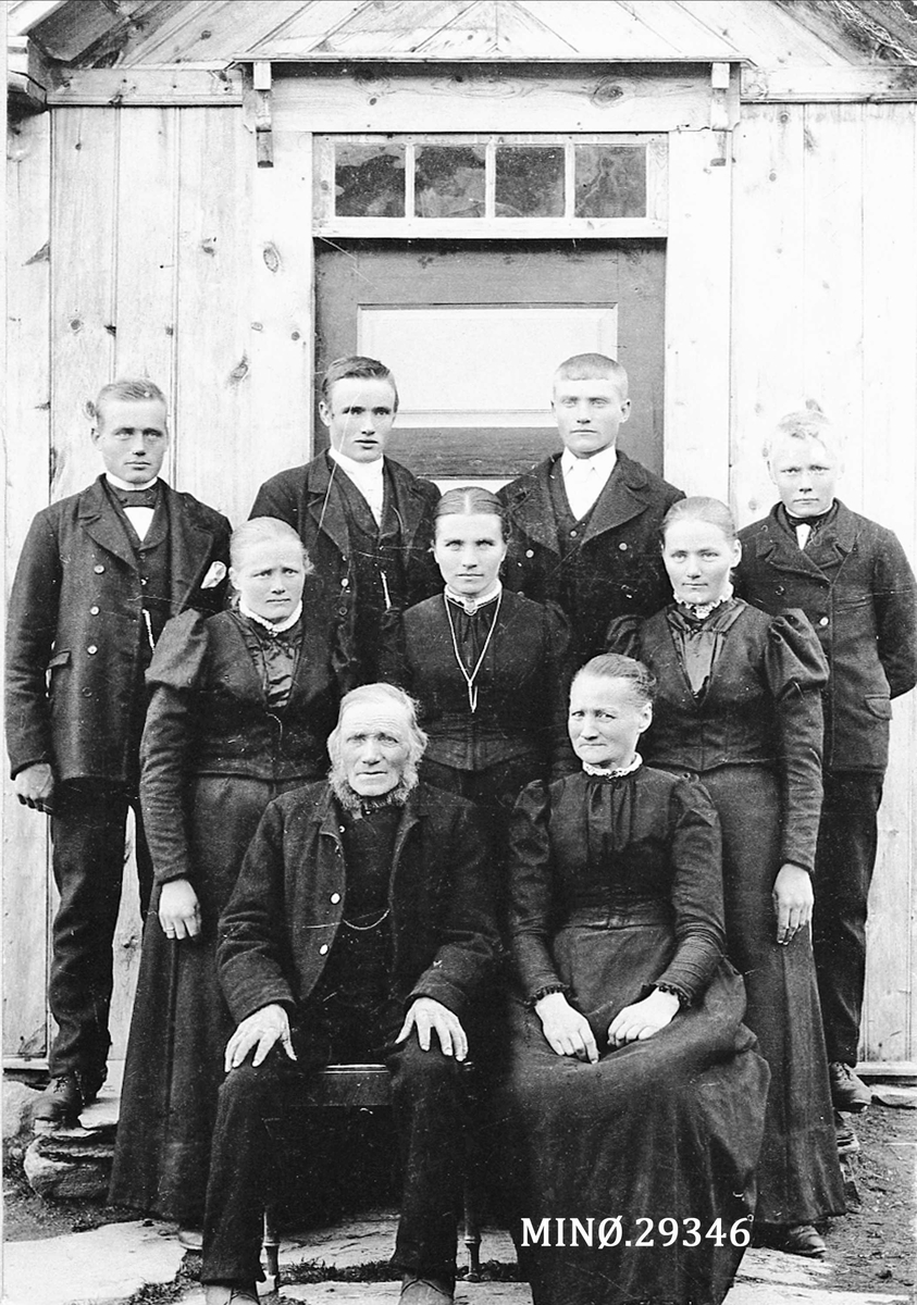 Iv. Olsen, Familiebilde. Moseng, Os. Bakerste rekke: Erik, Edvard, Marius, Johan. Andre rekke: Brynhild, Kari, Ingeborg Foran: Knut og Barbro