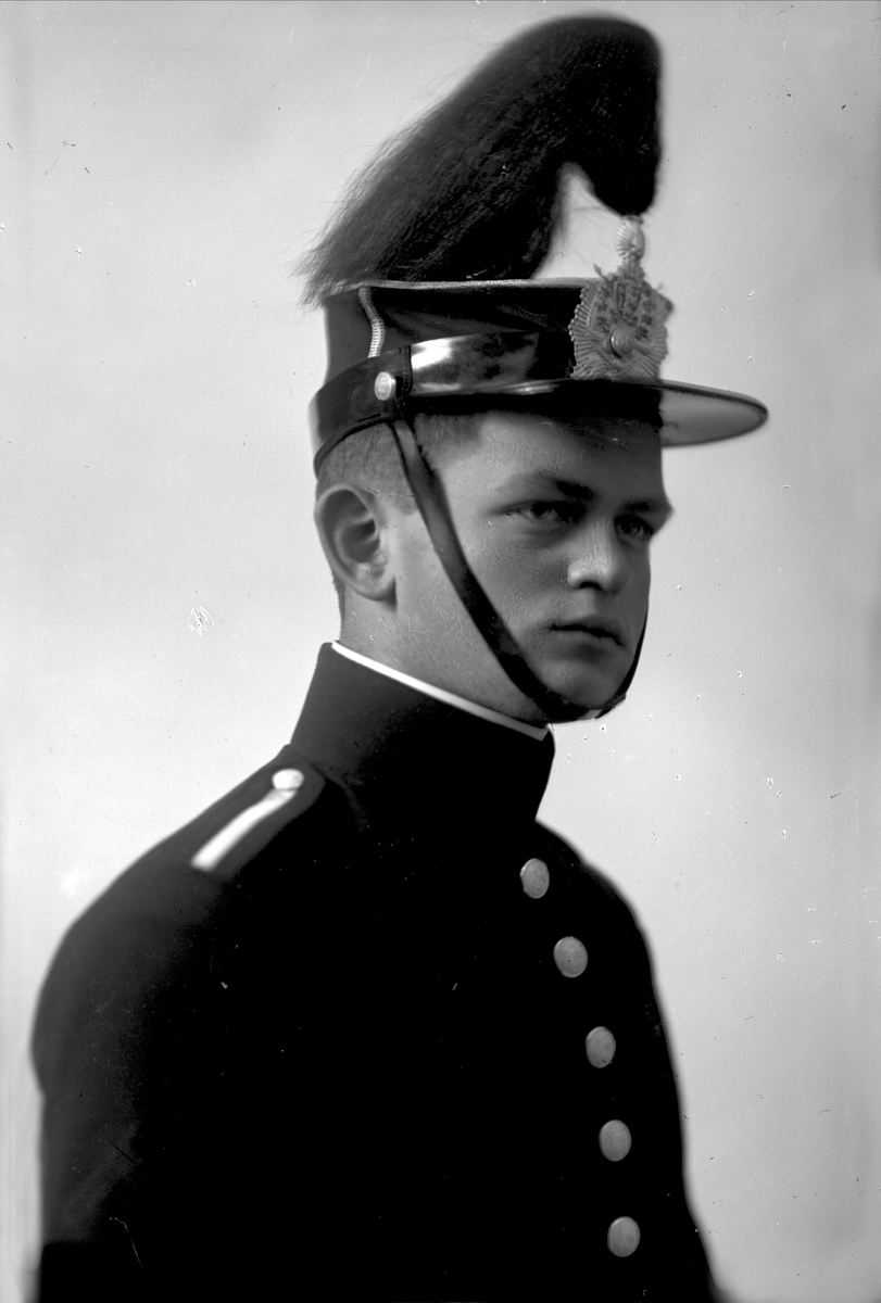 Gustav Borgen, Portrett, mann i kadettuniform.