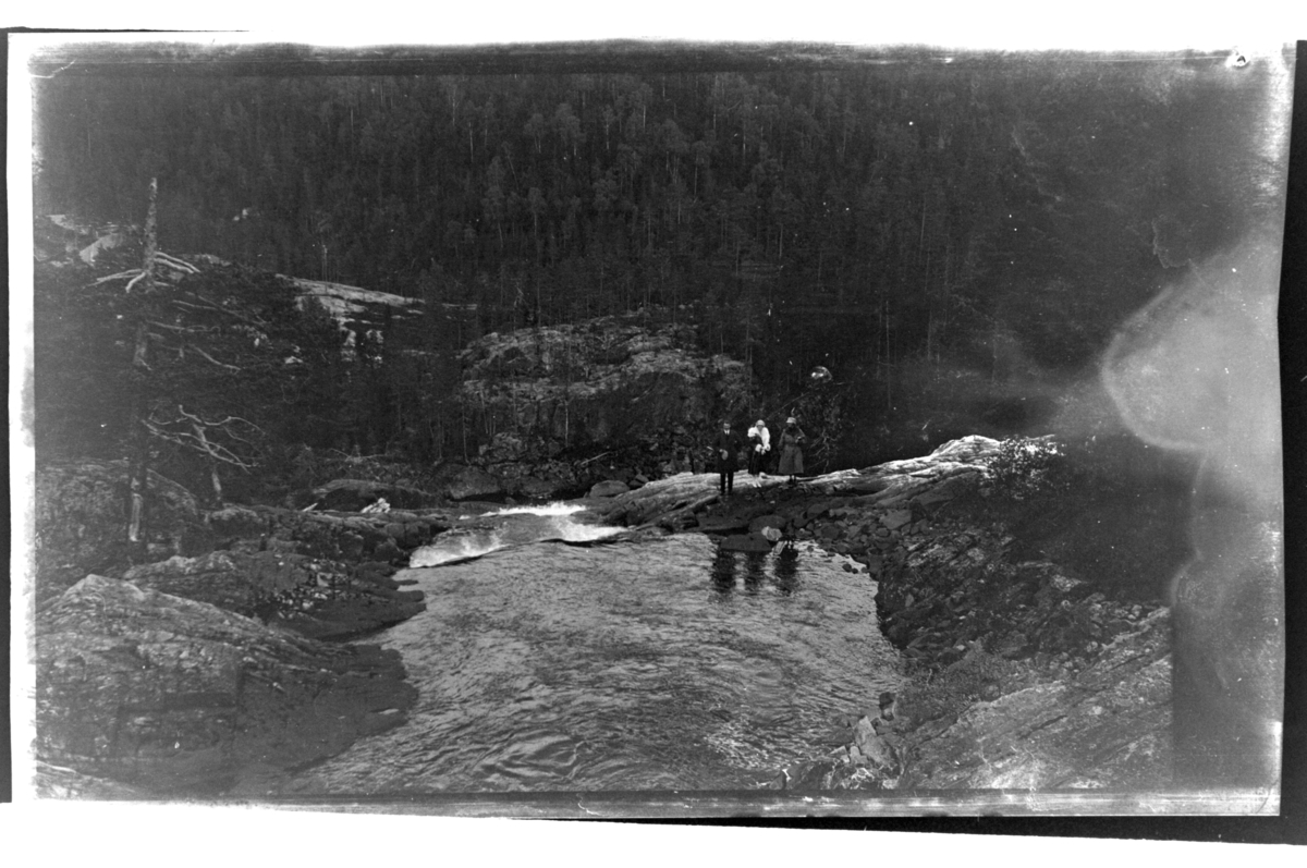 Rolf Sr. Sundt, To kvinner og en mann ved ukjent foss.