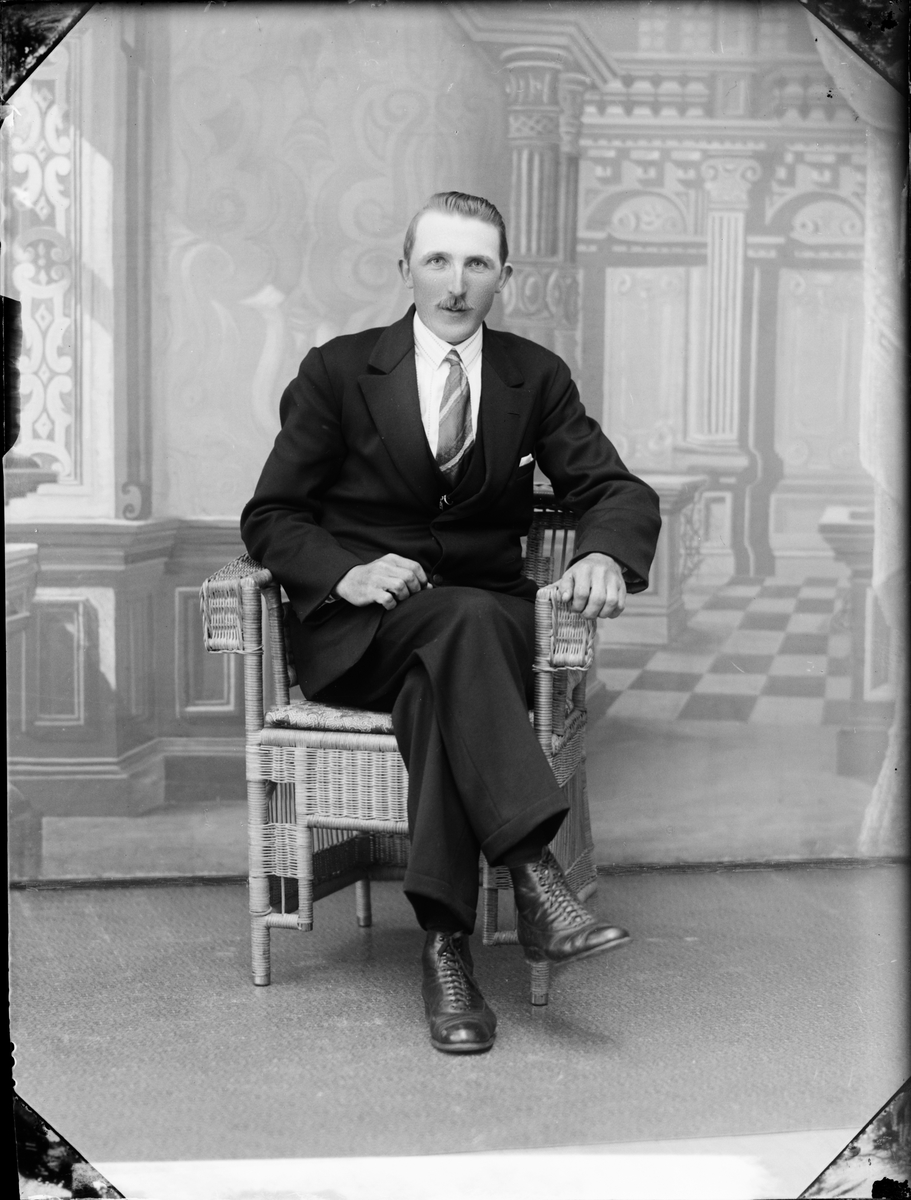 Skötsner-Edhlund, Ateljéporträtt - man från Snesslingekulla, Uppland