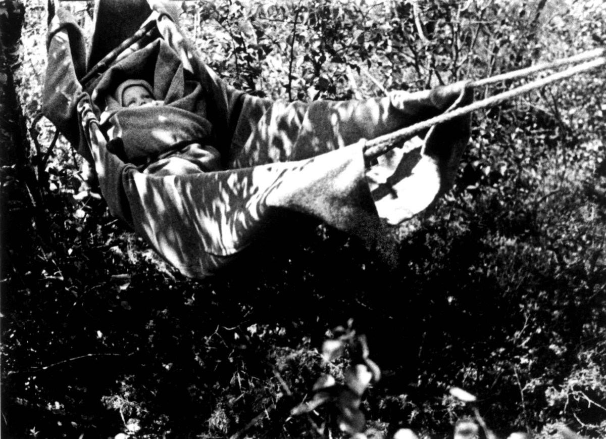 Anna Grostøl, Barn i "ronse", hengekøye, Fjotland, Kvinsedal 1941.