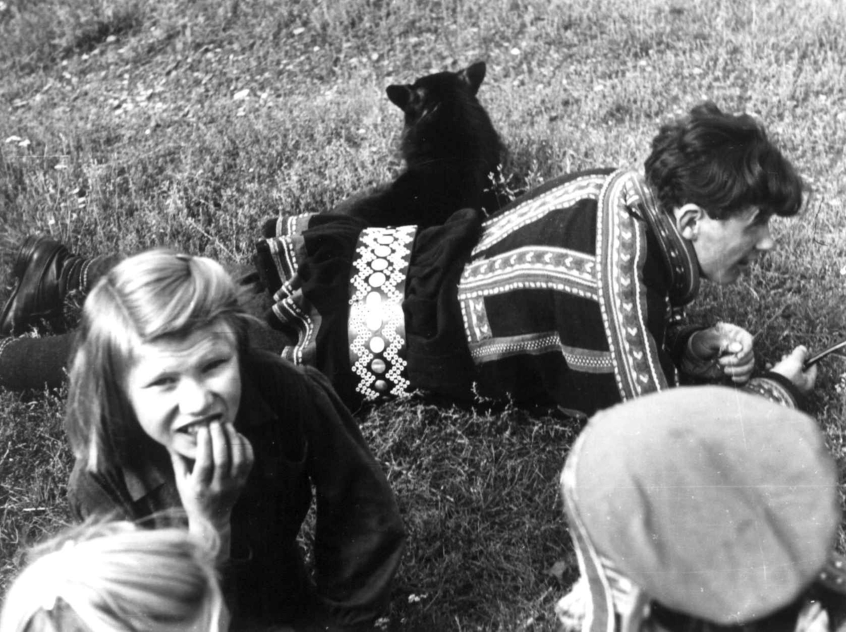 Anna Grostøl, Samer og en hund. Olderdalen, Kåfjord, Troms 1947.