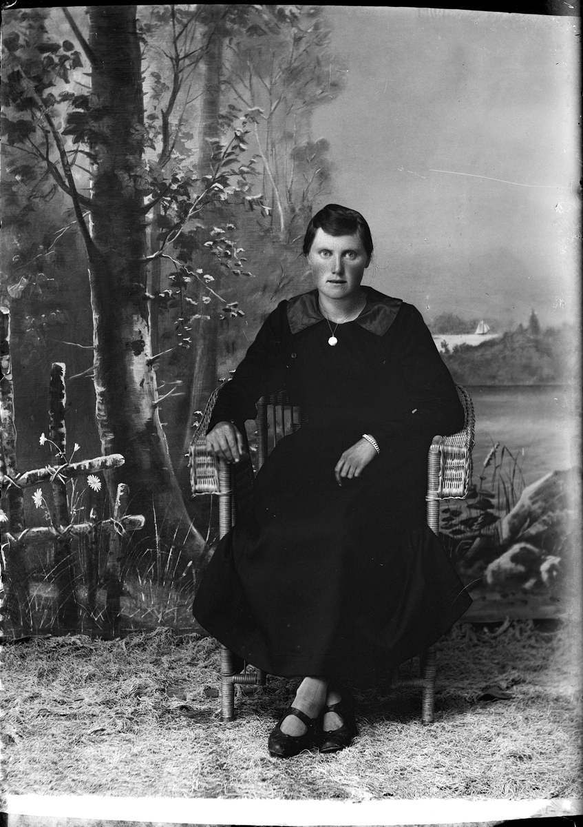 Skötsner-Edhlund, Ateljé Portrait - Delia Norin from Sandika, Harg parish, Uppland 1921