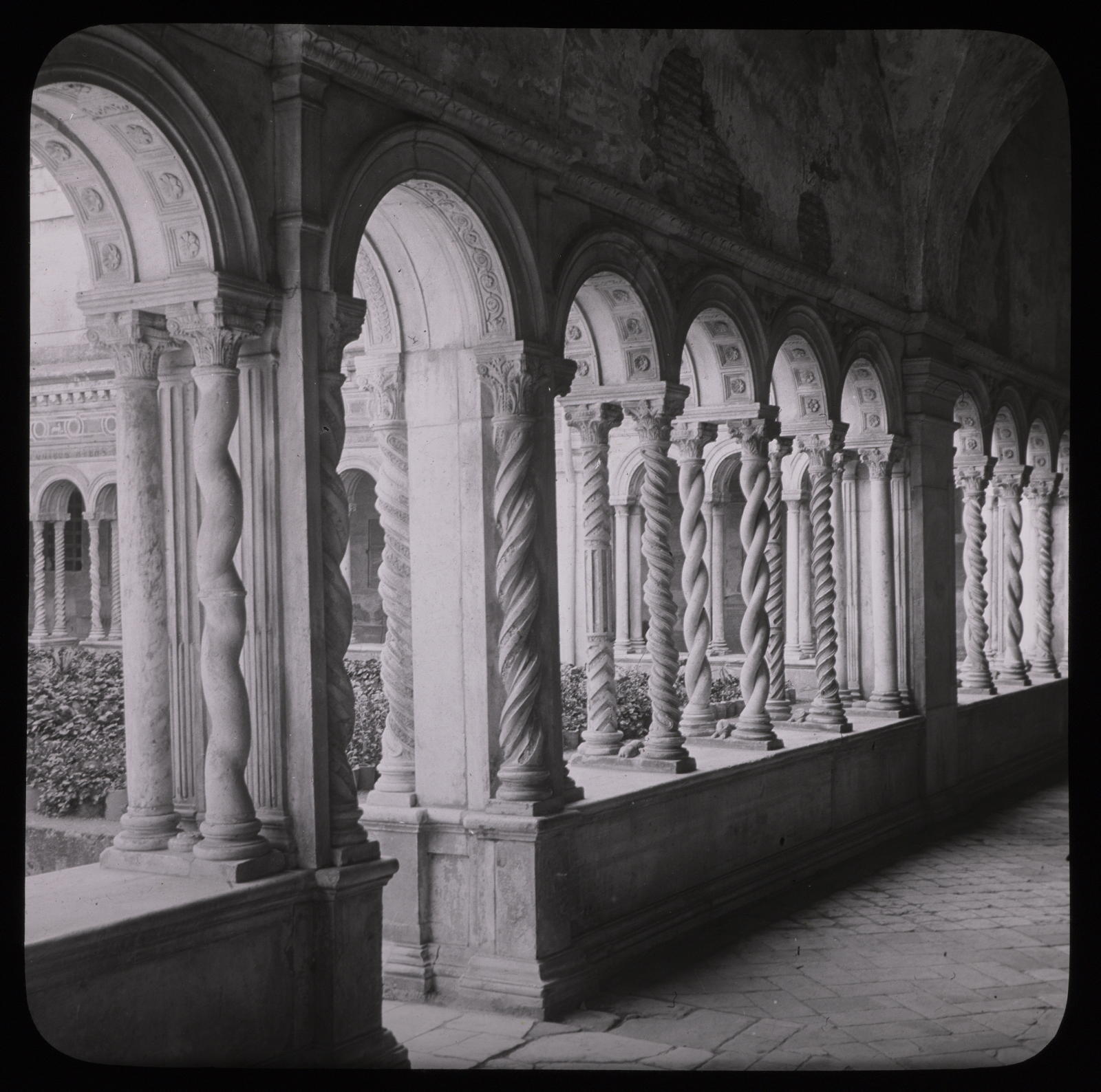 Desconegut, Rome. S. Paul hors les murs. Colonnade du cloître Photo Louvre