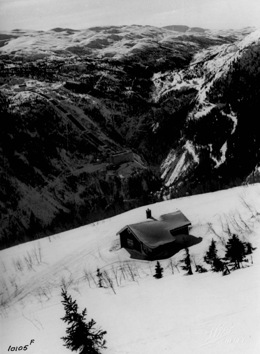 Anders Beer Wilse, Vemork kraftstasjon på Rjukan nede i dalen. Hytte i forgrunnen