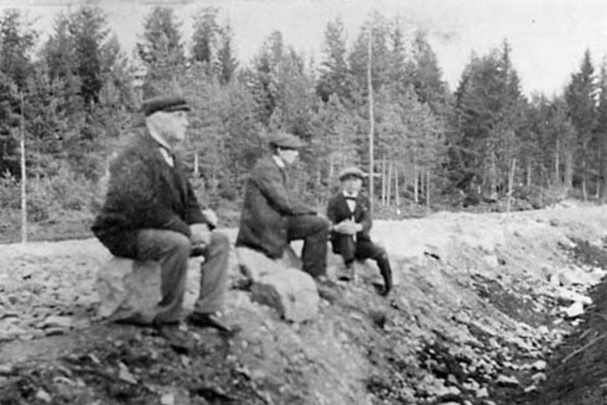 Anno Domkirkeodden, GRUPPE: 3 MENN HVILER PÅ KANTESTEINER UNDER BYGGING AV VEG MELLEM ROMEDAL OG VALLSET, FRA VENSTRE: BAKER ARNEBERG, KRISTOFFER LUND, VERNER.