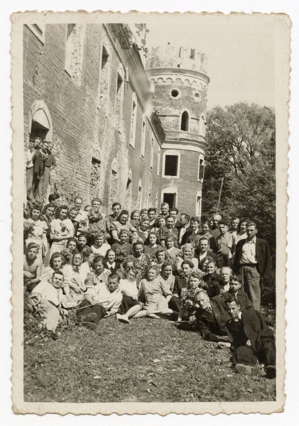 Nežinomas fotografas, Žmonių grupė prie Raudondvario pilies